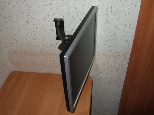 Как телевизор крепится к стене